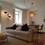 Amazing Spacious Chiado 2-Bedroom Stylish Apt W Ac